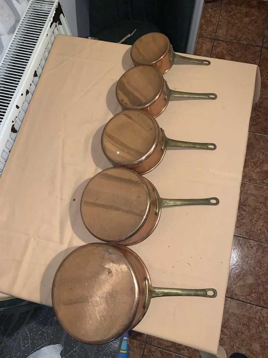 Set de cinci vase din cupru cu maner din bronz