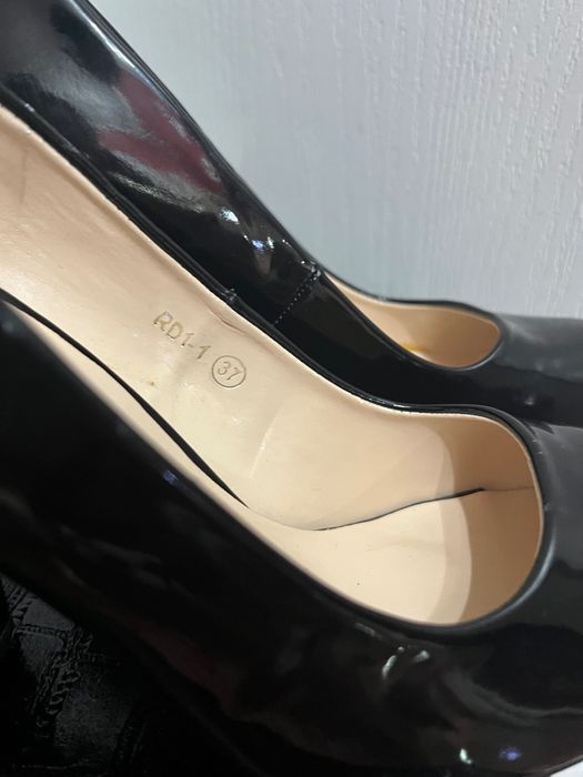 Дамски лачени обувки на ток