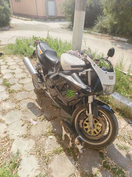 Продавам Yamaha FZR 1000