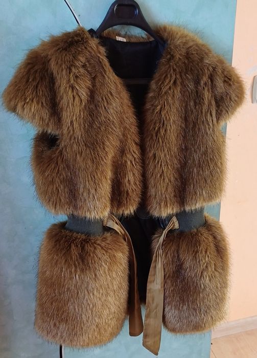 Безрукавка шуба сатылады.