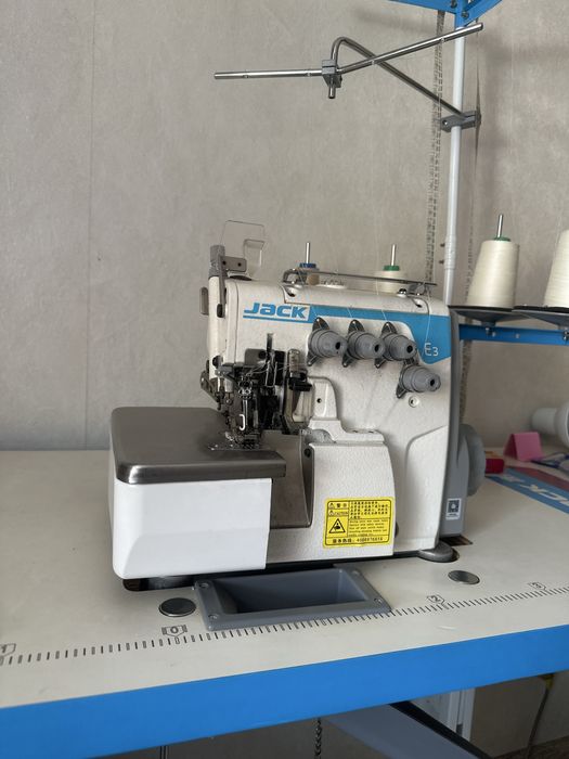 Продам оверлок Jack E3