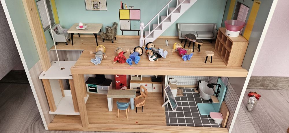 Casa de păpuși din lemn, cu mobilier si accesorii