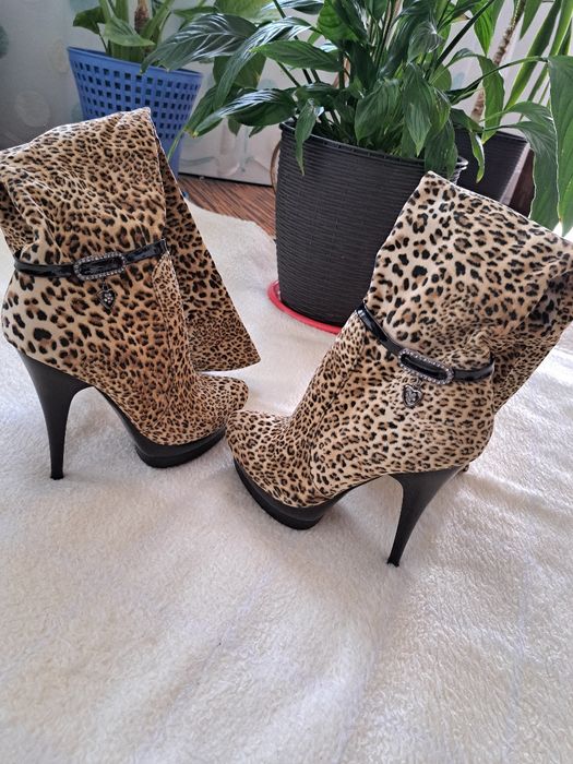 Vând cizme prețioase