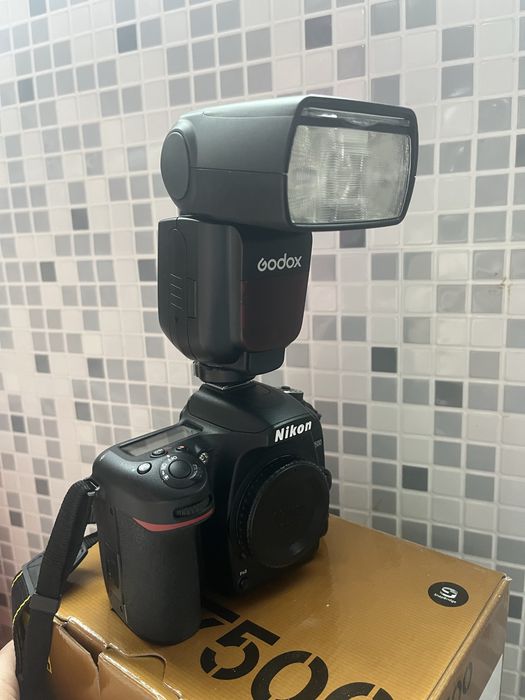 Продавам Nikon D7500 + външна светкавица Godox