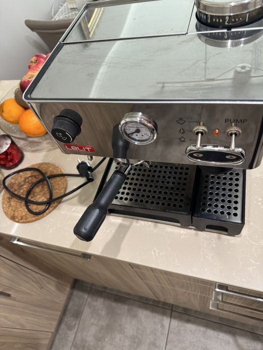 Кафе машина с вградена мелачка