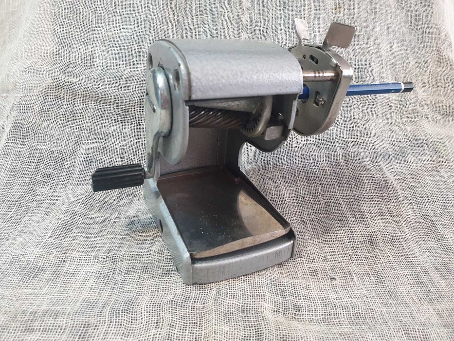 Метална острилка за моливи.