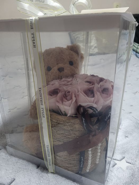 Очень красивый мишка с розами