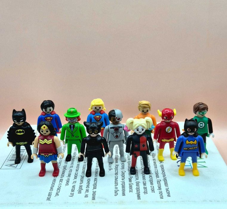 Продам  фигурки Kinder DC