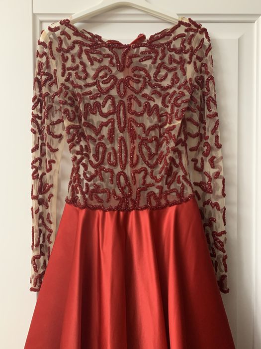 Платье вечернее б/у со шлейфом не длинный