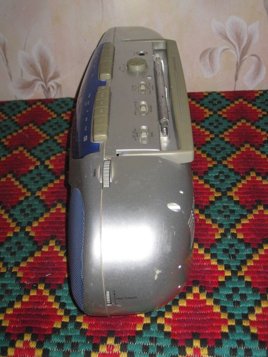 Стар касетофон. Цена 10 евро . Пращам по Еконт.
Пращам по Еконт.