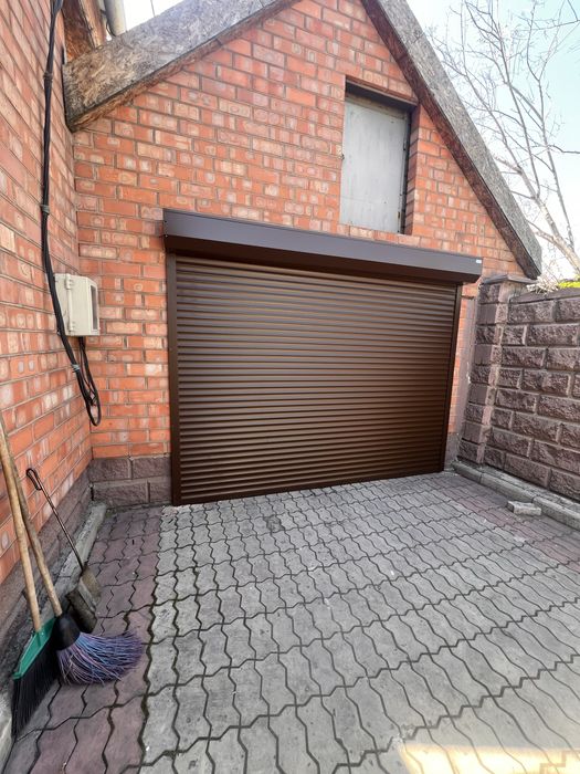 Рольставни , Секционые ворота