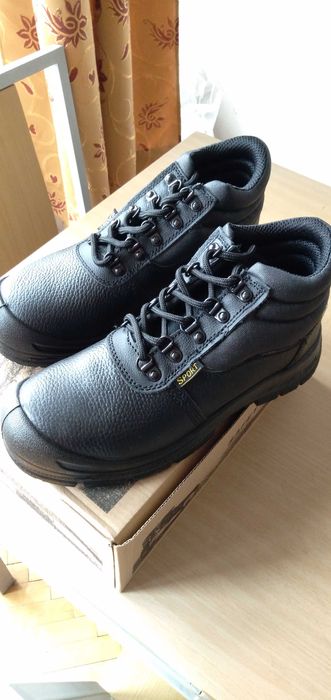 Нови  обувки  с предпазно бомбе 39 номер