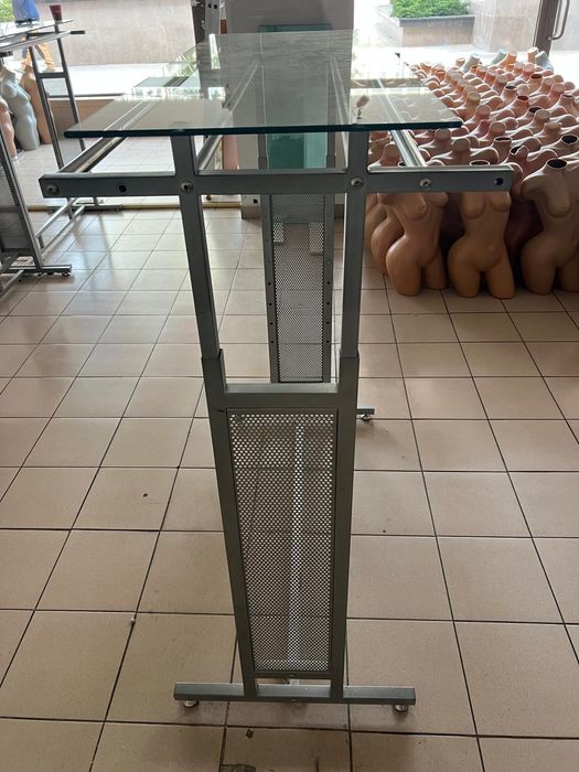 Stendere expunere haine, Busturi, Șine