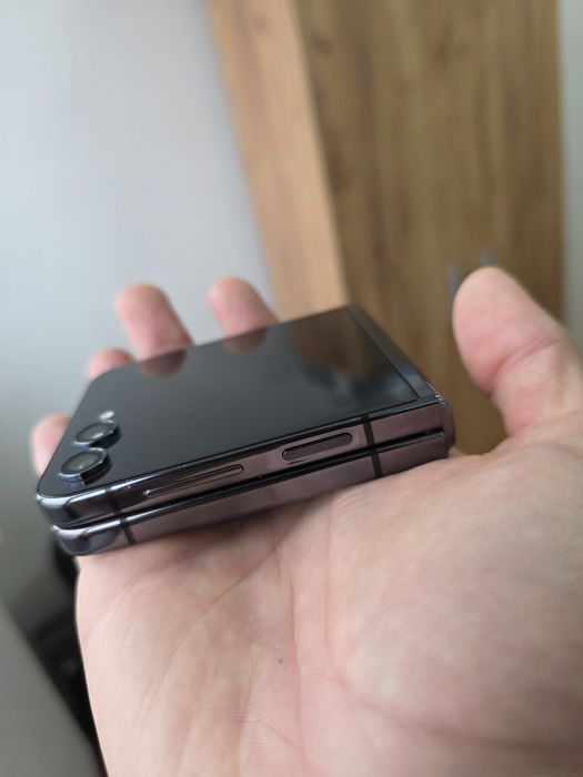 Telefon Samsung Galaxy Z Flip5 – 512GB, varianta cu stocare mare.
Star