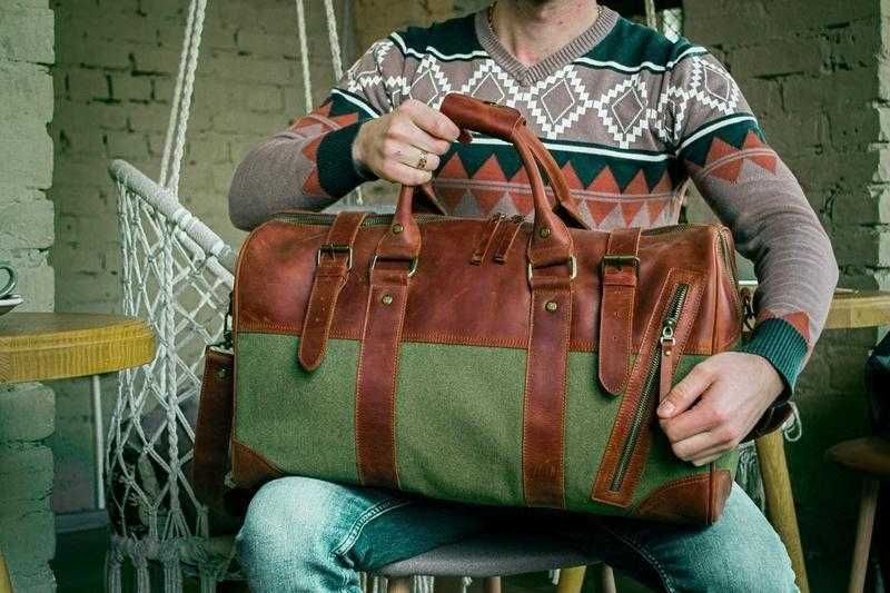 Geantă de voiaj din piele. Geantă de călătorie din piele naturală și konvas. Travel bag. Duffel Bag