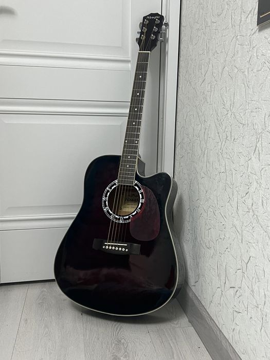 Продаю акустическую гитару