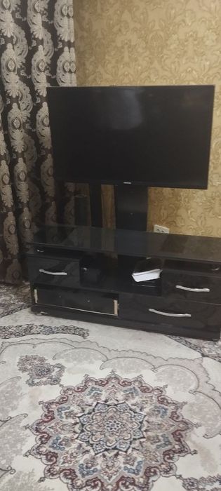 Продаются телевизор samsung и его подставка.