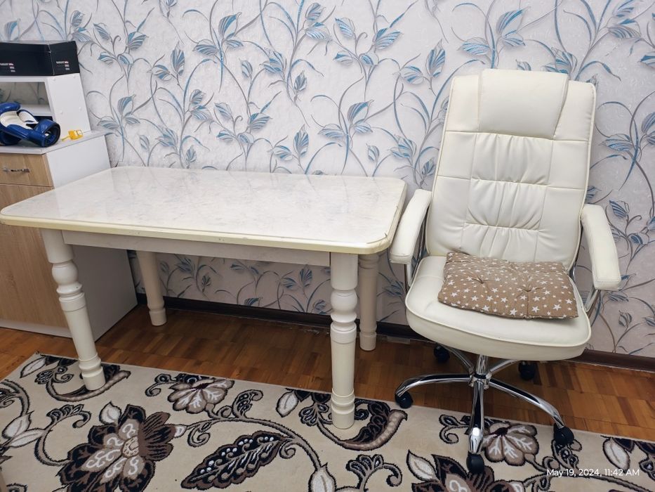 Продаётся стол почти что новый стол и хонтахта