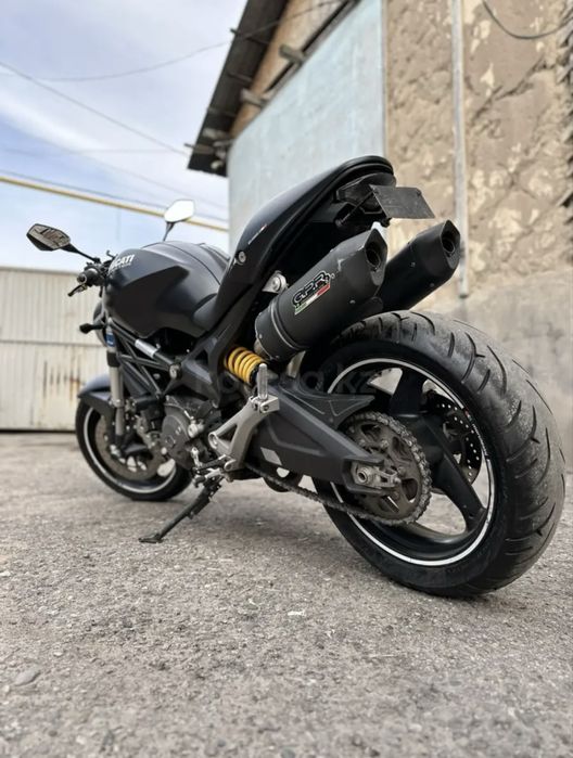 Ducati Monster 696