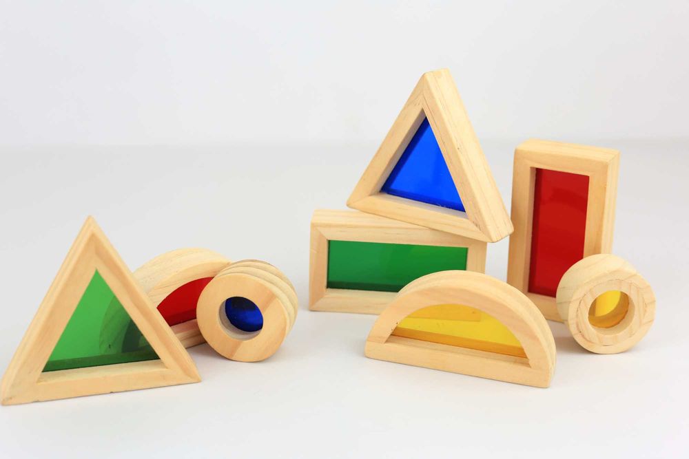 Образователни дървени геометрични фигури с цветни плаки на Playtive.