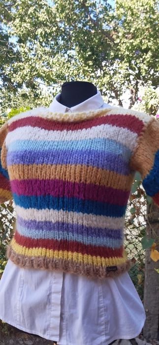 Ръчно изплетен пуловер