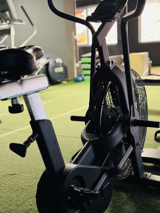 Bicicletă cu aer — rezistență naturală, antrenament complet