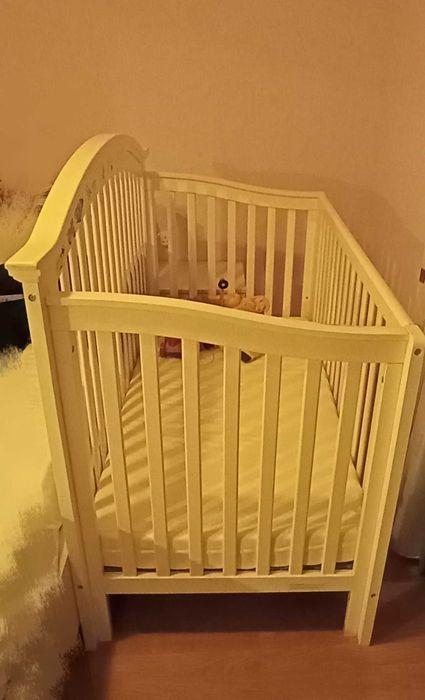 столове, етажерка, бебешко легло, шкаф за играчки, големи картини и др