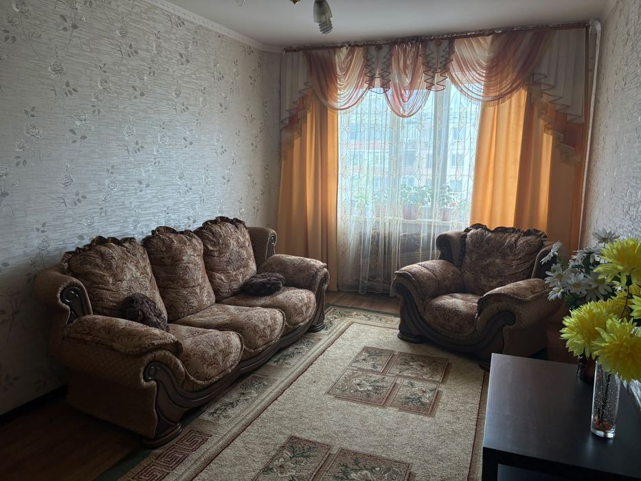 Уголок и стол продам.
