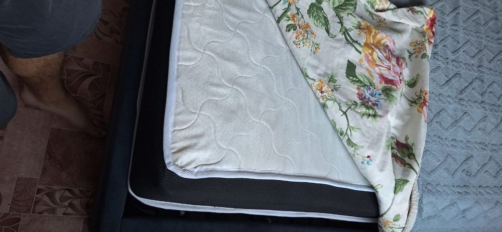 Кровать 2х спальная.