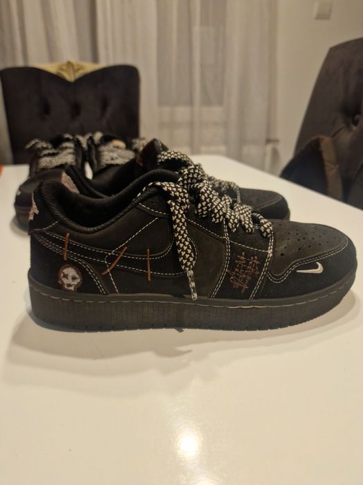 Продавам запазени,почти нови маратонки Nike Air CR7 и  Nike Halloween