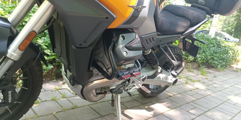 Moto Guzzi Stelvio-Giallo Savana 2024