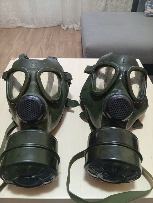 Măști de gaze epoca Ceaușescu – set 2 bucăți, stare impecabilă