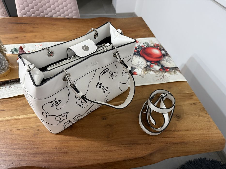 Дамска чанта с къси дръжки и една дълга