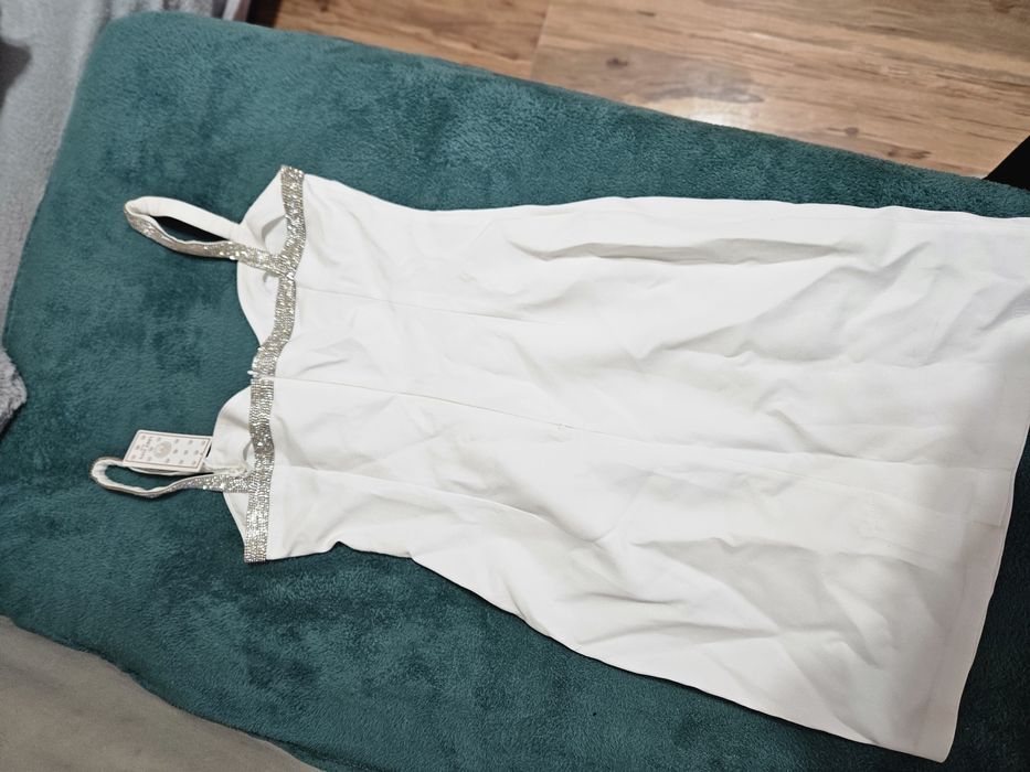 Страхотна бяла рокля с камъни