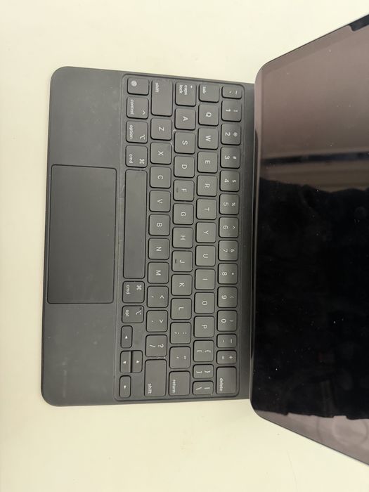 Apple iPad Pro 11-inch (2nd generation) 128GB + Magic Keyboard