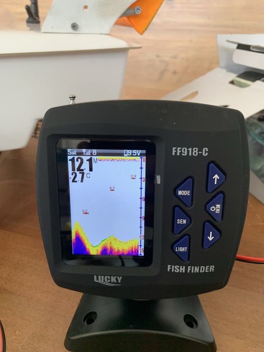 Лодка за захранка със сонар