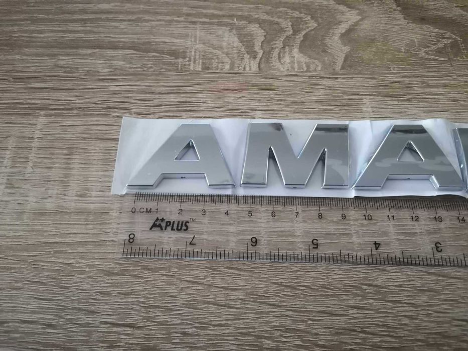 сребрист надпис Volkswagen Amarok