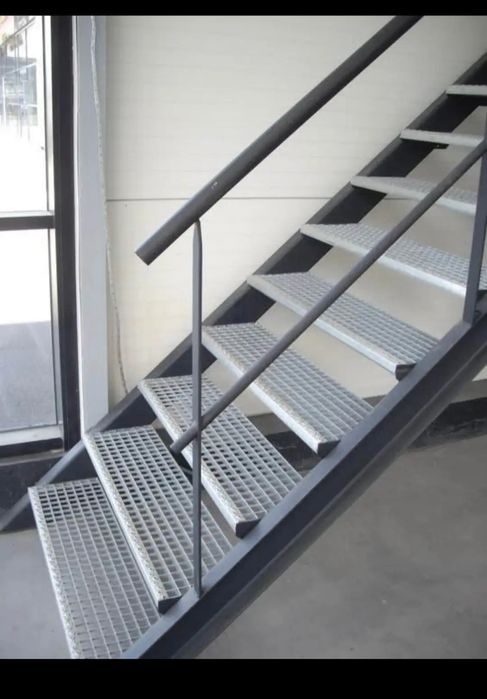 Scări metalice galvanizate la diferite dimensiuni oferim transport în