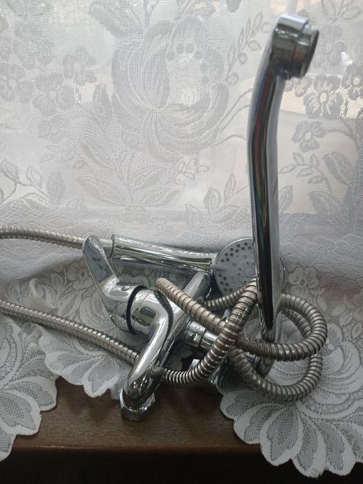 Смеситель для ванны в рабочем состоянии