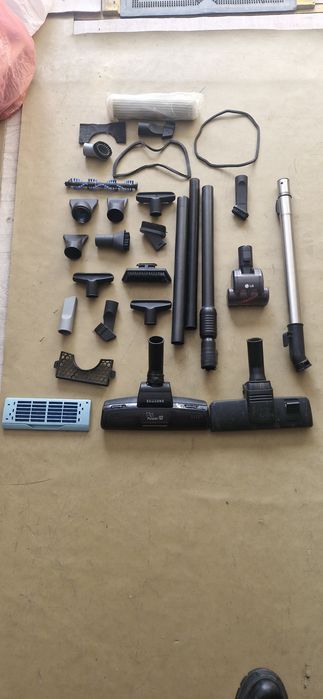 Запчасти от пылесоса .щетки.