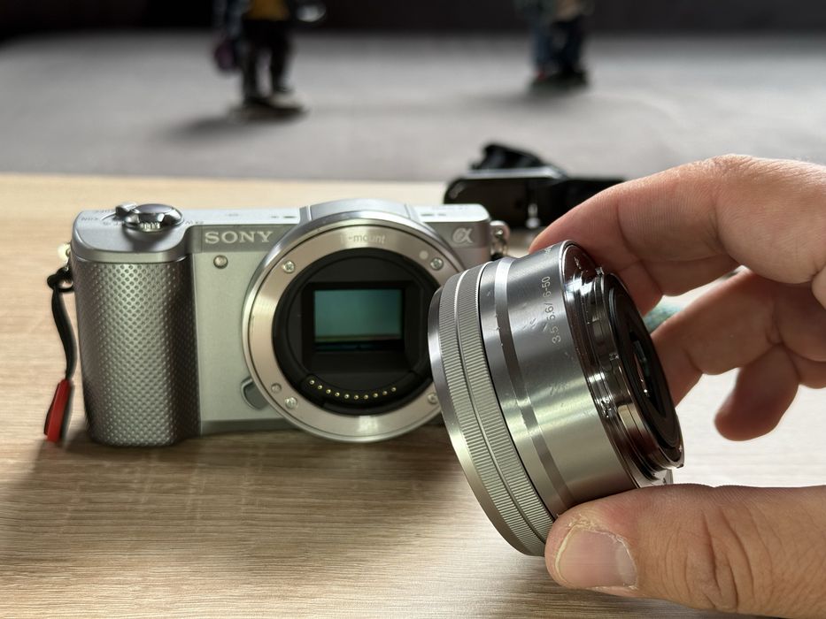 Sony Alpha A5000 + 16-50mm OSS