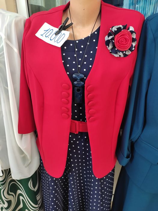 Платья новые продам