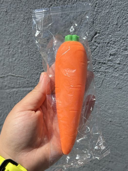 Jucarie Squishy morcov cu spuma