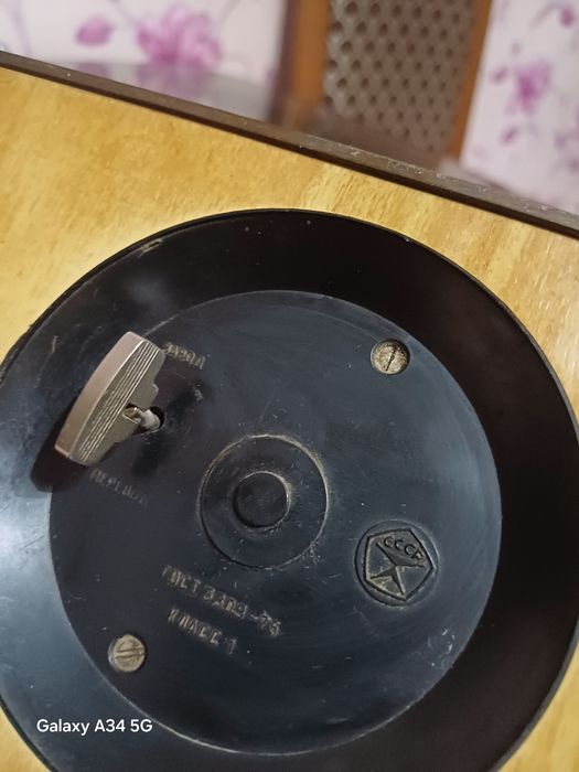 Антикварные часы,ещё идут.