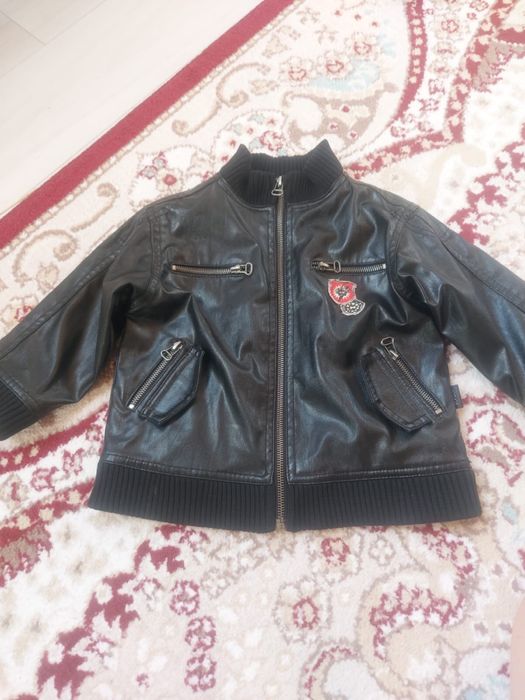 Продам кожаную куртку на мальчика