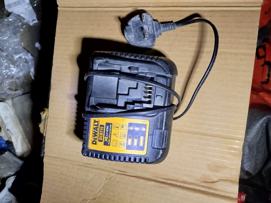 Devalt incarcator dcb115 că nou