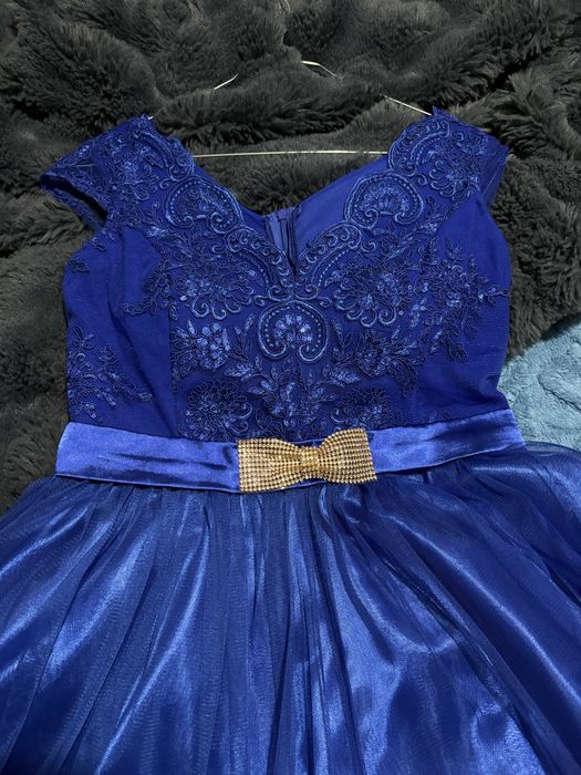 Este o rochita de eveniment este noua