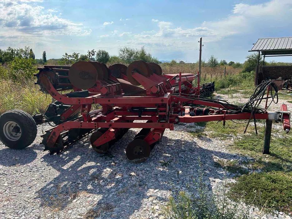 Продавам две дискови брани, торачка, култиватор, плуг и сечка