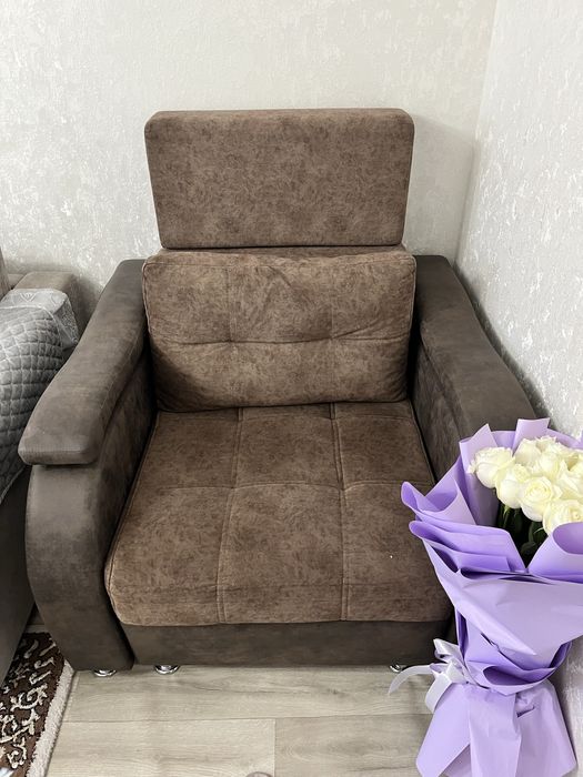 Продам углавой диван с креслом