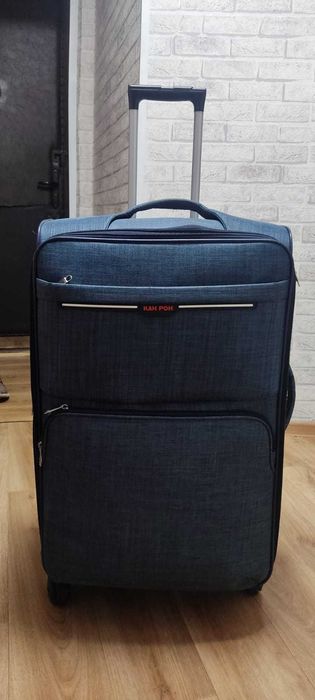 Новый синий чемодан